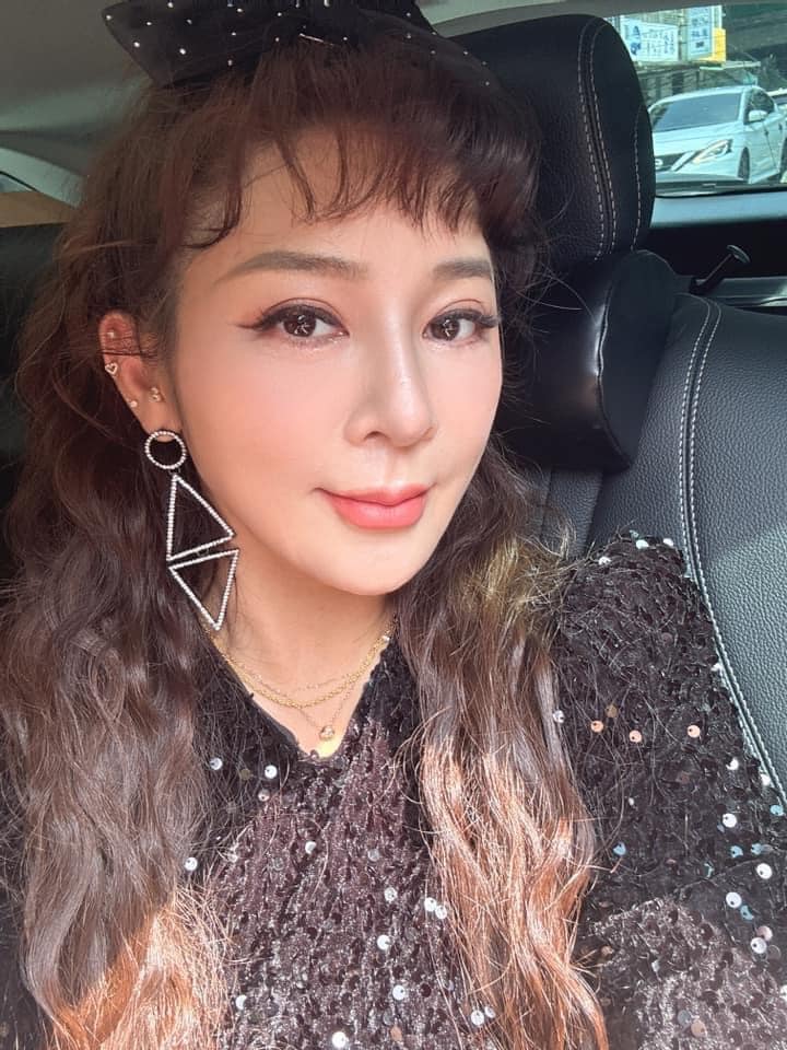 55歲王彩樺認「臉上打東西」尪直呼認不出　「辣曬比基尼照」好身材驚豔全網