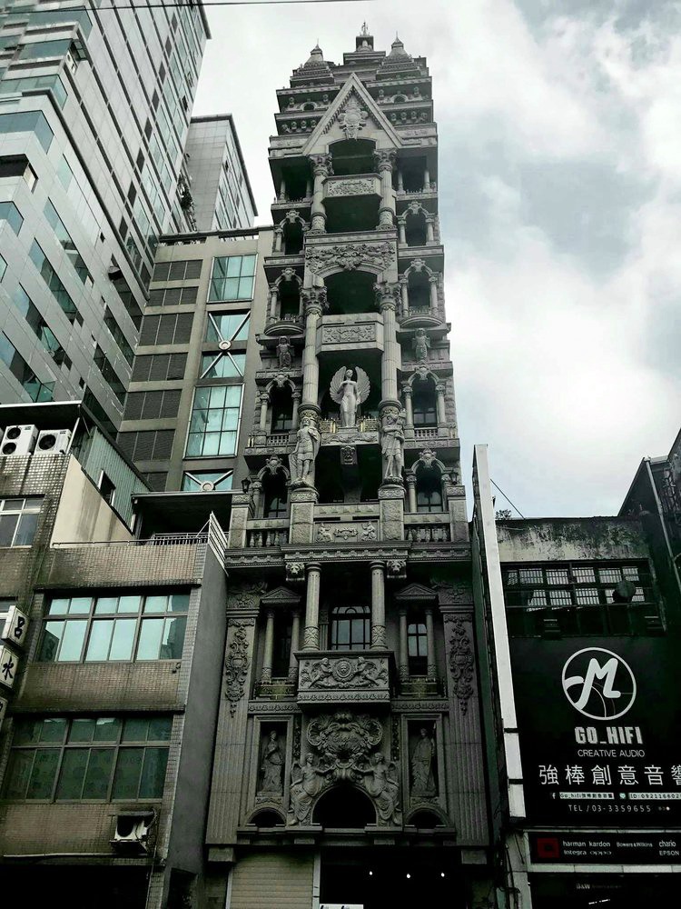 怪到登外媒！桃園驚見「高挑巴洛克式建築」座落大廈旁　知情人曝「這家背景很硬」屋主說話了