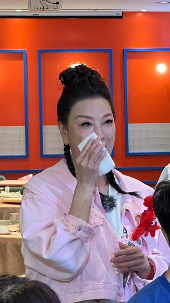 爸爸是阿西！女星淚憶「媽媽撿市場剩菜」餵全家　她16歲拼命賺錢「砸9千萬買孝親房」