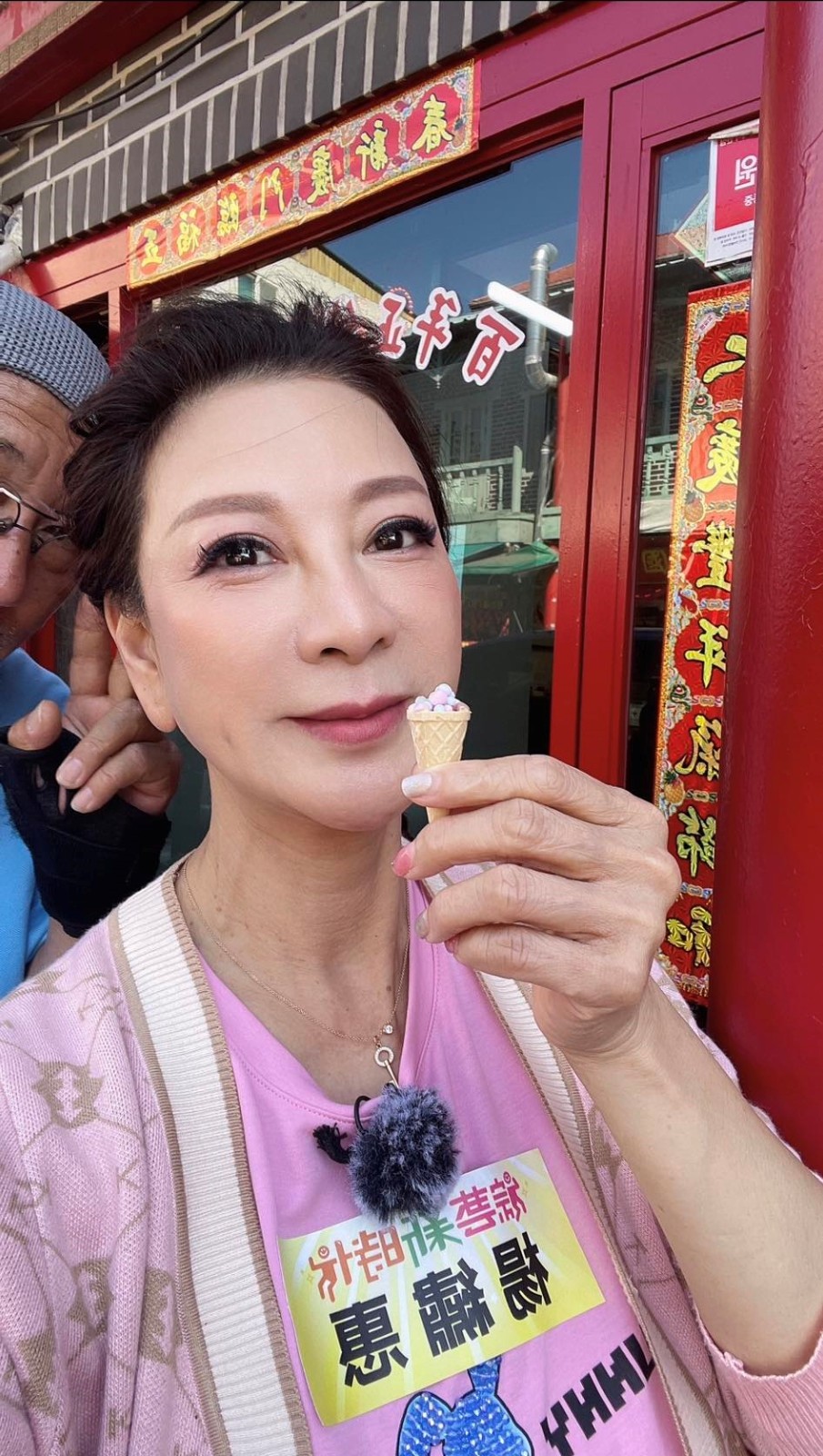 爸爸是阿西！女星淚憶「媽媽撿市場剩菜」餵全家　她16歲拼命賺錢「砸9千萬買孝親房」