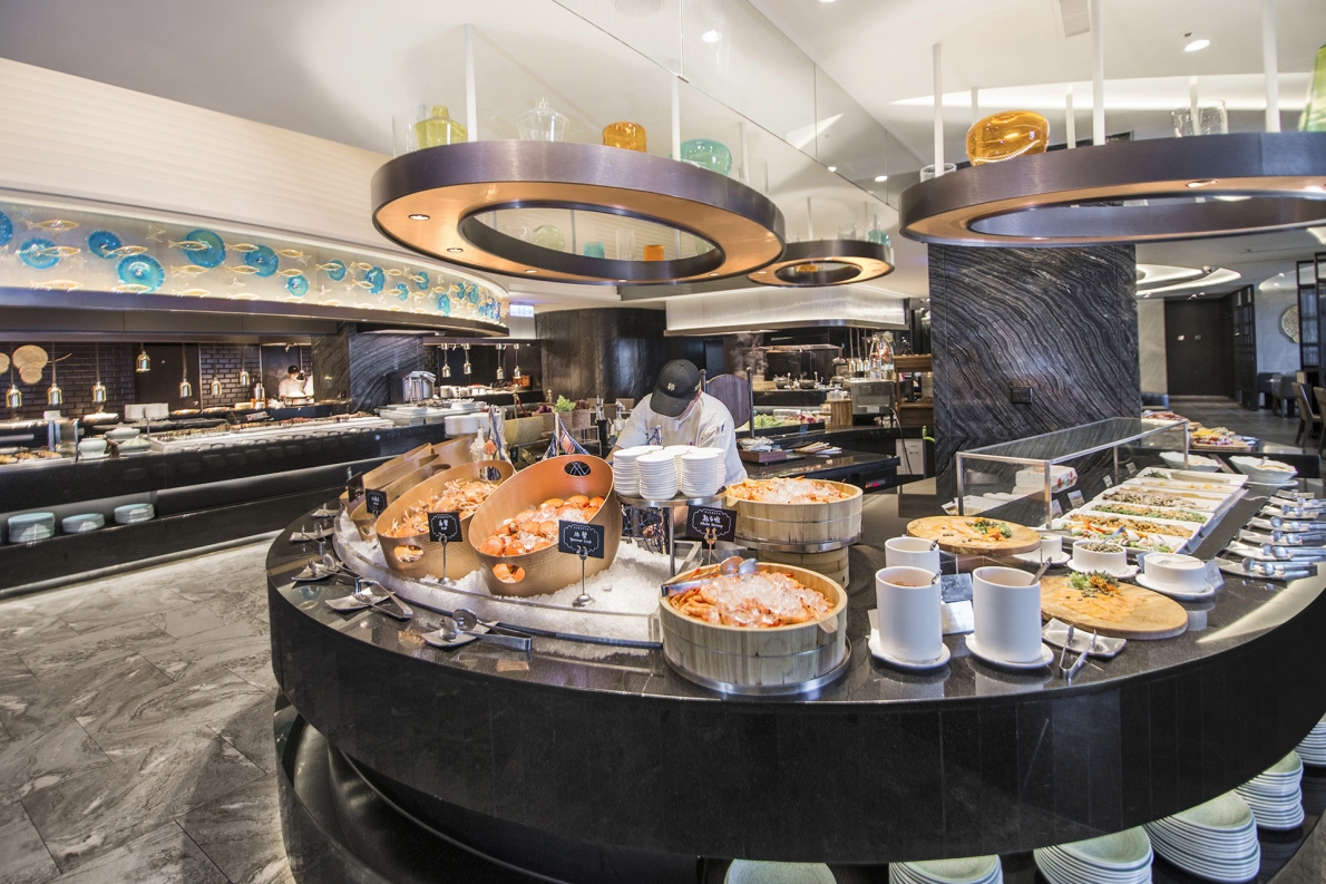 又爆食安意外！自助buffet「疑生熟食混用」　案例暴增36人「吃完回家爆拉肚子」衛生局出手了