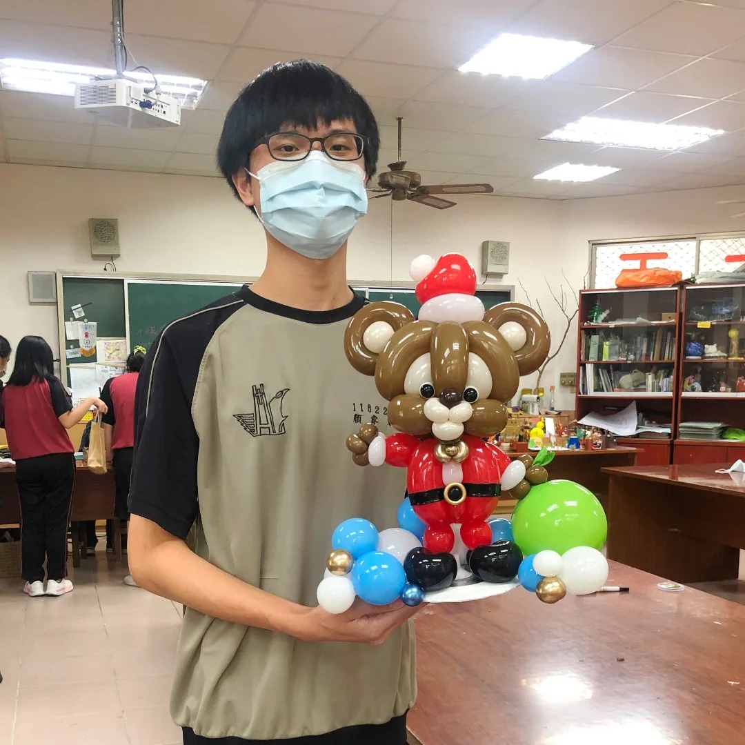 台灣高中生氣球藝術驚艷全球！顏睿軍「仙人掌綠鱷魚」奪冠，18小時馬拉松創作背後的故事