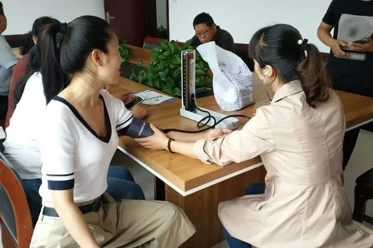 胸口劇痛！48歲婦人「跳廣場舞突倒地」當場猝逝　女兒崩潰「明明很注重健康」醫生嘆：只是做表面