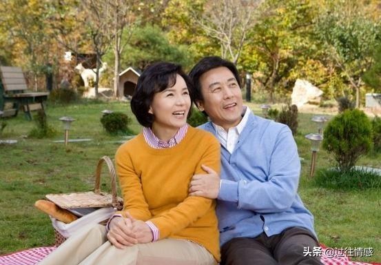 分房睡20年！65歲阿姨意外撞見「尪衣櫃偷藏箱子」 　一撬開「裡面照片」讓她愣住了