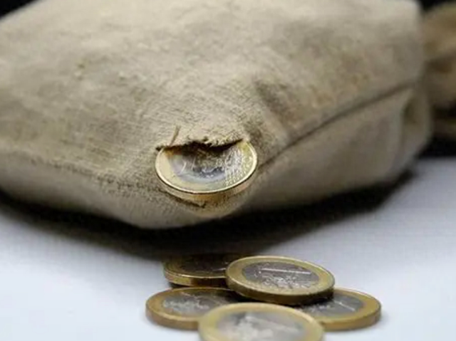 老一輩常說的「4種破財相」！無論賺多少「都很難剩下來」希望你不是