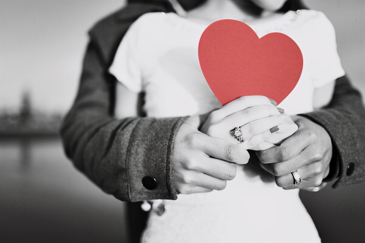 女同事36歲未婚！我開玩笑「要不跟我湊一對得了」　她竟淚眼說一句「我慚愧不敢見人」