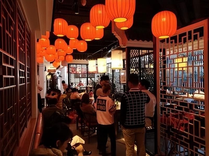 餐廳老闆「讓流浪漢蹭吃蹭喝10年」沒趕走他！瀕臨倒閉時「他突然拎舊箱子」一打開愣住了...