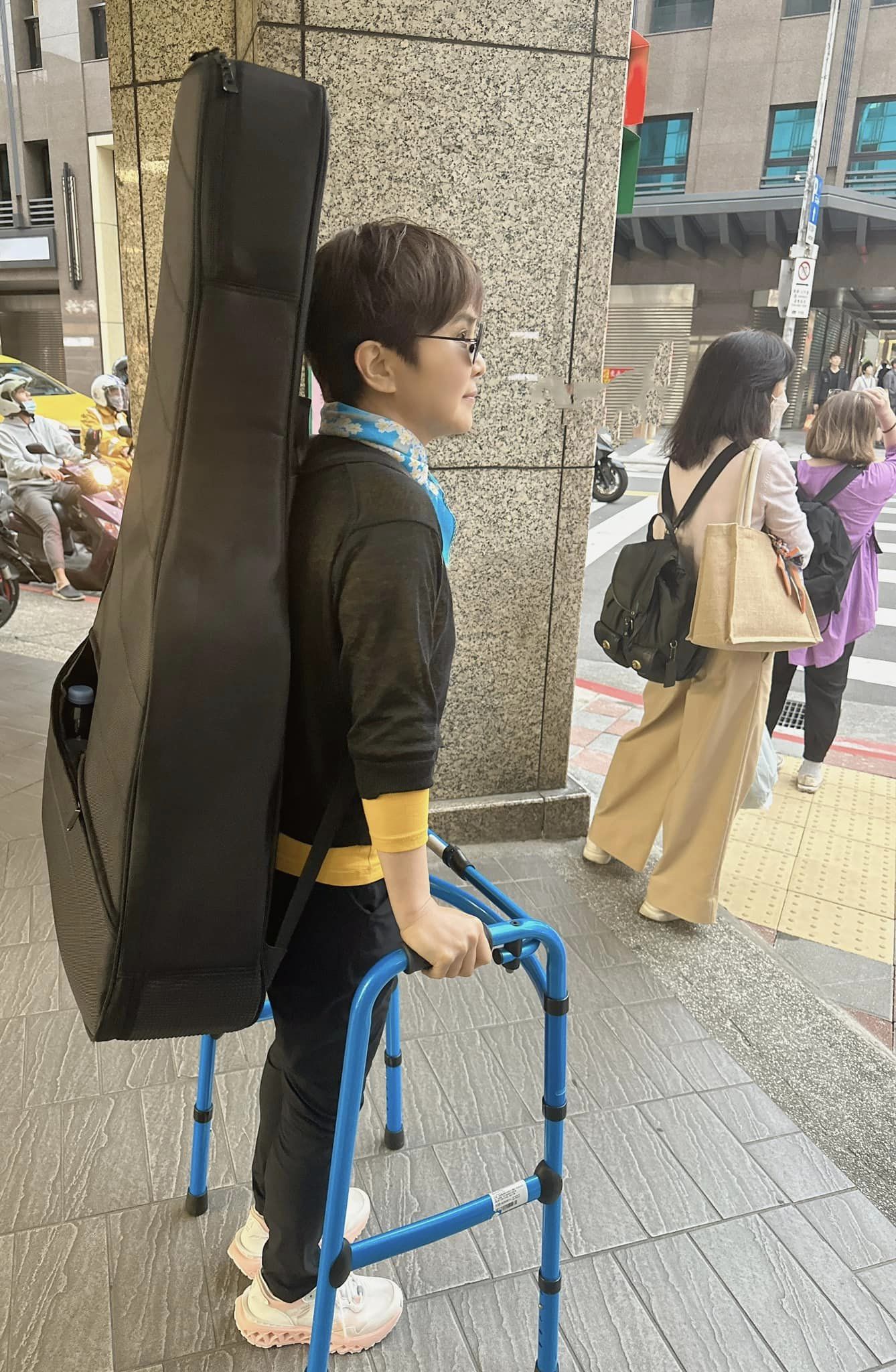 緊急動刀3小時！68歲李艷秋「突公開病況」：只能靠助行器走　宣布「人生下半場變了」改做1事