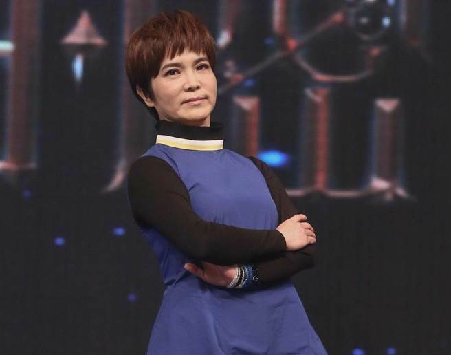 緊急動刀3小時！68歲李艷秋「突公開病況」：只能靠助行器走　宣布「人生下半場變了」改做1事