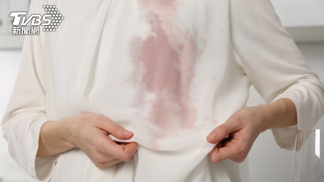 「衣服不慎沾到油漬」怎麼辦？主婦們「大推1神物」家家都有：洗完像新衣