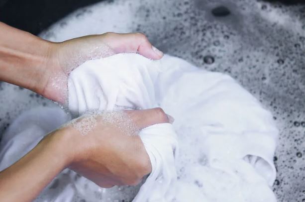 「衣服不慎沾到油漬」怎麼辦？主婦們「大推1神物」家家都有：洗完像新衣