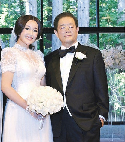 她蹲過監獄！離3次婚「被大13歲富商」追30年　61歲再嫁豪門「70歲近照」驚艷眾人