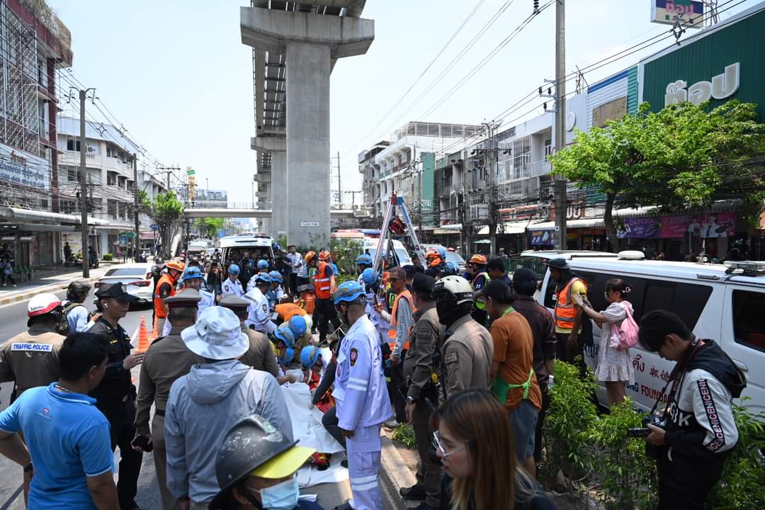 恐怖意外！男子過馬路「踩到人孔蓋」下秒應聲斷裂　當場「墜入20公尺深管道」不幸身亡