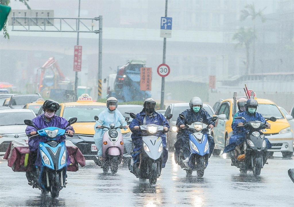 好天氣沒了！雷雨範圍擴大「3縣市慎防劇烈雨勢」　大雨連降數日「轉晴時間點曝光」