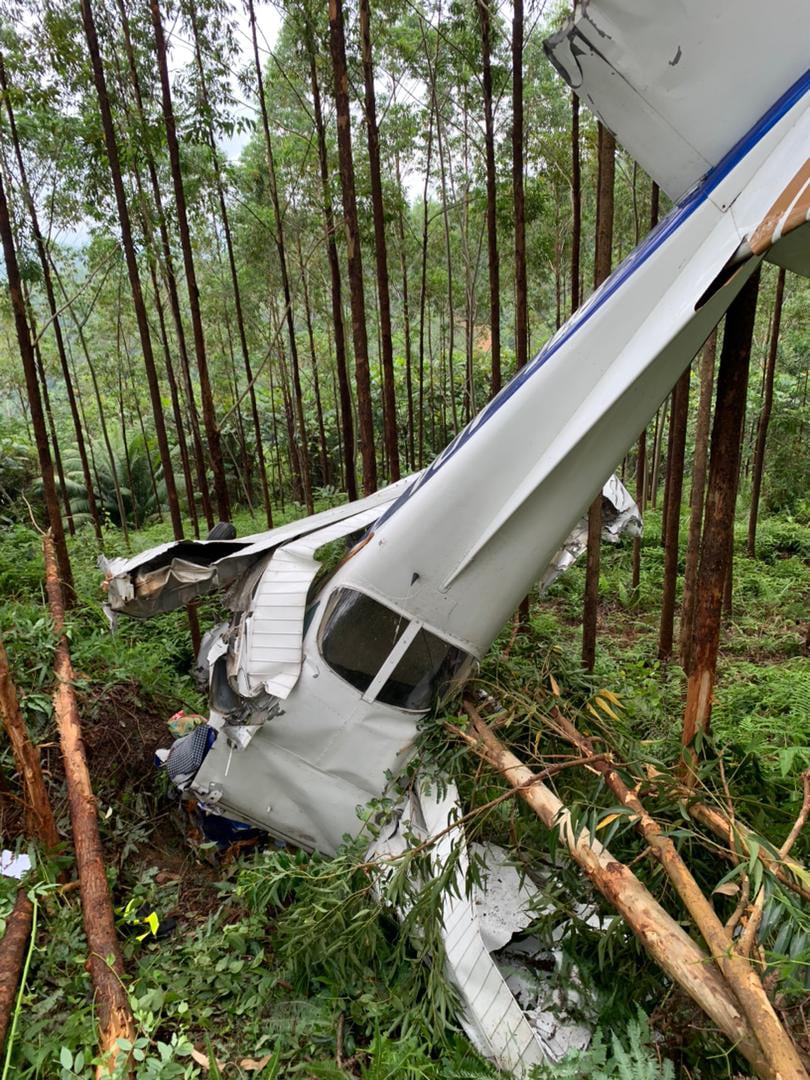 驚傳墜機意外！整架飛機「機頭朝下嚴重毀損」　機翼撞到斷裂「受傷人數曝光」