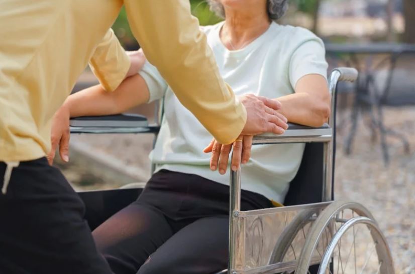自己人才保險？阿嬤手術後「他們付錢請弟妹」看護照顧　結局超傻眼「網酸不如請外人」
