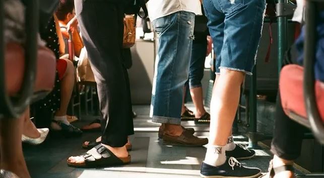 「新鞋子磨腳」太痛了怎麼辦？5個小撇步超簡單「連英國女王也在用」