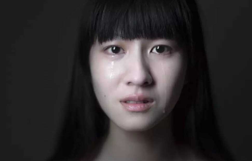加班到半夜！「他連打10通電話」聯繫不上老婆　急開1小時車「竟看到她淚流滿面」...