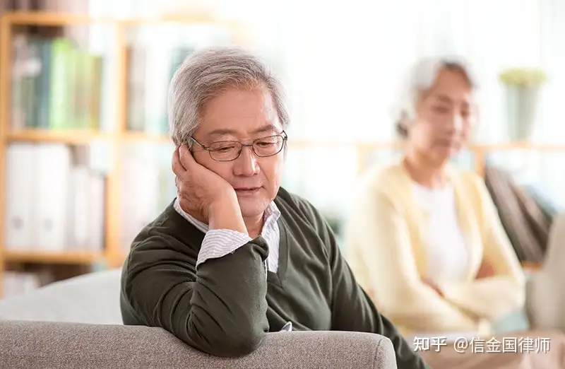 公婆結束60年婚姻！我陪婆婆辦完手續　公公突「掏出一個箱子」一打開全家淚流滿面