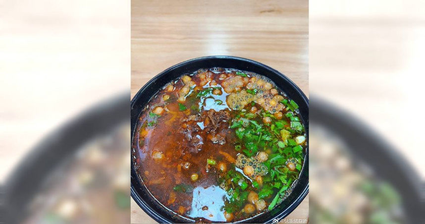 好心店家免費續麵「卻見家長帶2小孩」共吃一碗！氣憤問「要給加麵嗎」兩派網友吵翻