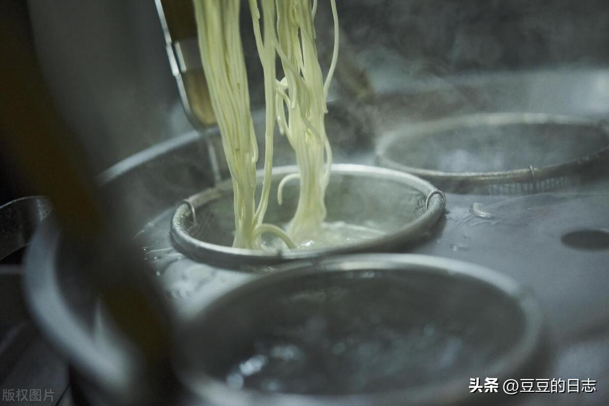 好心店家免費續麵「卻見家長帶2小孩」共吃一碗！氣憤問「要給加麵嗎」兩派網友吵翻