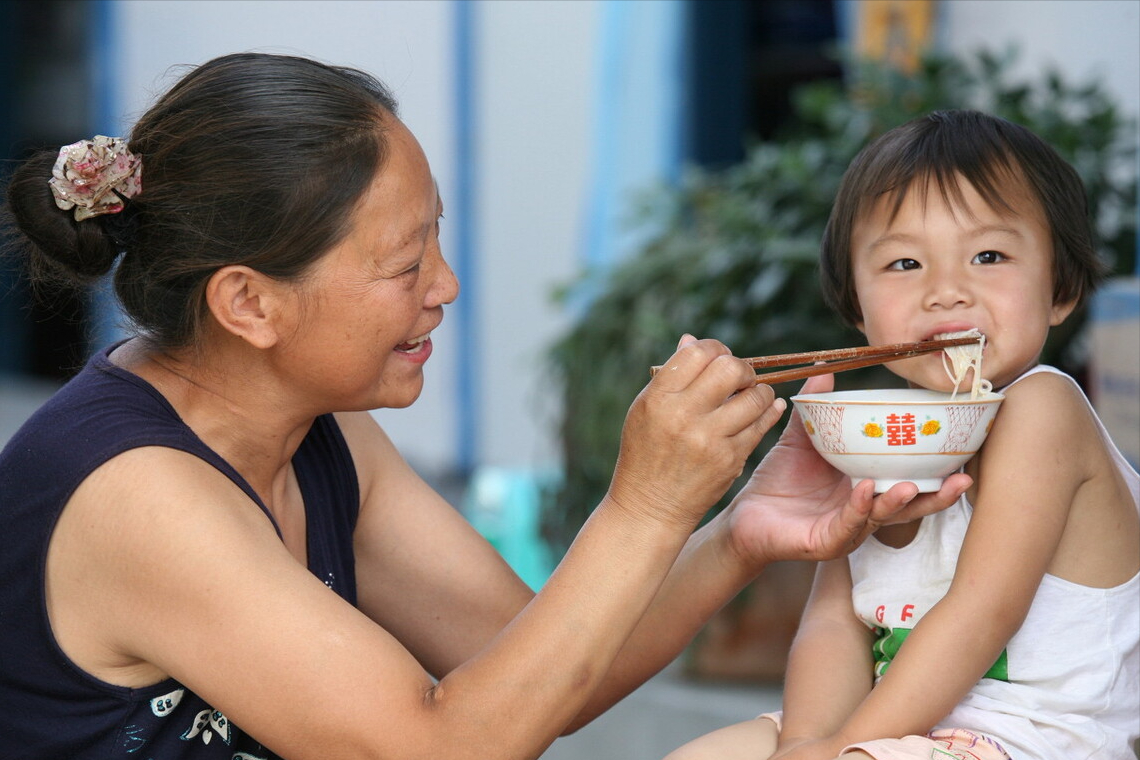好心店家免費續麵「卻見家長帶2小孩」共吃一碗！氣憤問「要給加麵嗎」兩派網友吵翻