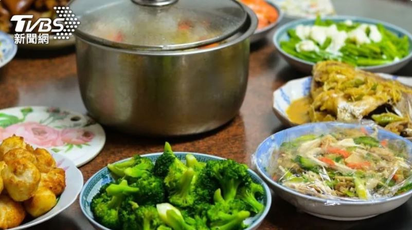 惡婆婆逼煮飯！她故意裝不會「把濕魚丟油鍋」　撒嬌喊「我笨手笨腳」網讚：太高招學起來