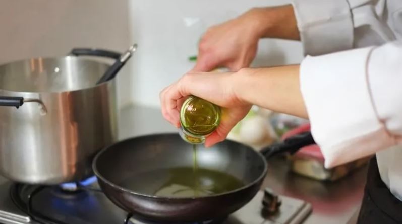 惡婆婆逼煮飯！她故意裝不會「把濕魚丟油鍋」　撒嬌喊「我笨手笨腳」網讚：太高招學起來