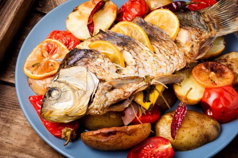 惡婆婆逼煮飯！她故意裝不會「把濕魚丟油鍋」　撒嬌喊「我笨手笨腳」網讚：太高招學起來