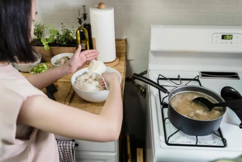 惡婆婆逼煮飯！她故意裝不會「把濕魚丟油鍋」　撒嬌喊「我笨手笨腳」網讚：太高招學起來