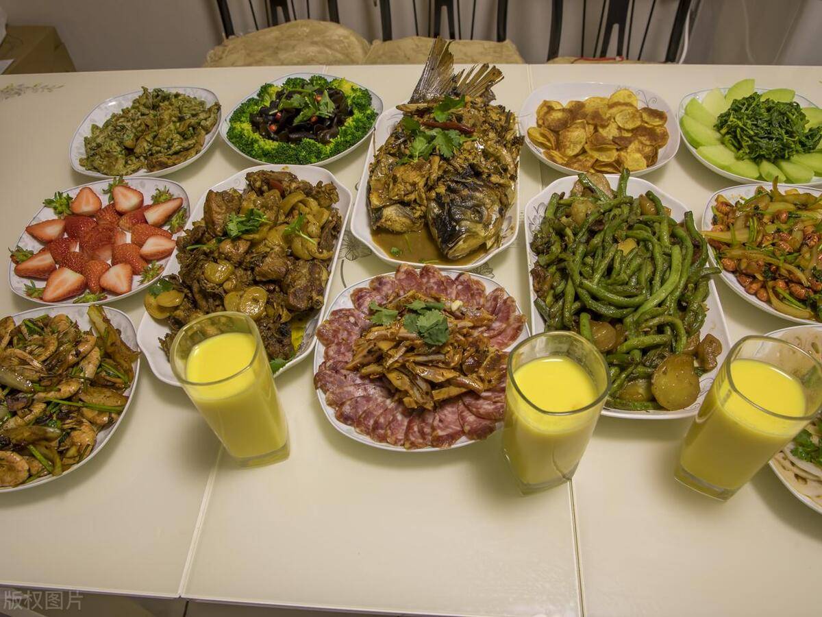  五一假期兒子兒媳回來了！我假裝生病「逼兒媳做飯」，睡醒後我直接愣在原地 