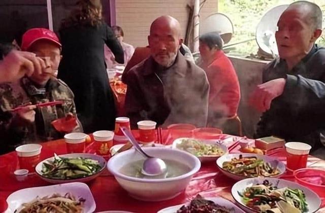 女兒賺超多！父親威脅女兒「你不出錢給弟弟買房我就絕食」　3天後「來到女兒家」打開門全家崩潰