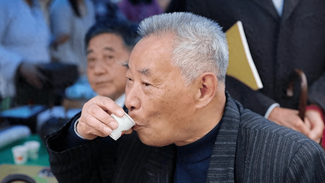 女兒賺超多！父親威脅女兒「你不出錢給弟弟買房我就絕食」　3天後「來到女兒家」打開門全家崩潰
