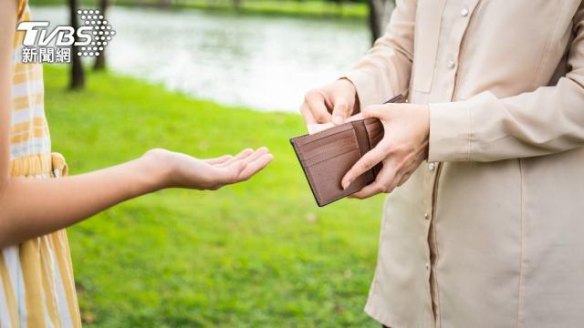 娘家阿公中風！婆婆深夜「突打給媳婦」忘記掛斷...「聽見接下來對話」她崩潰大哭