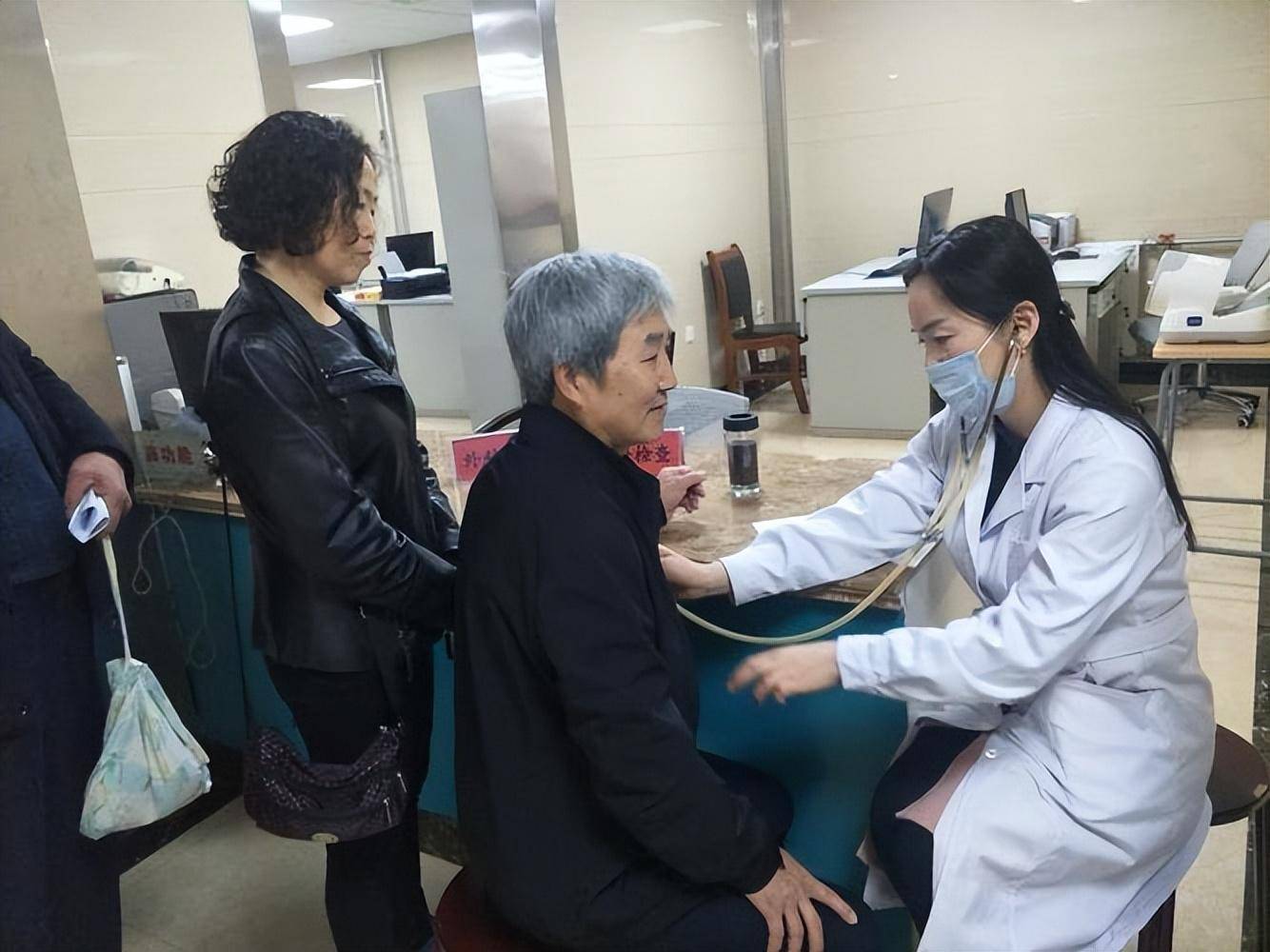 72歲退休教師睡夢中離世「送醫搶救無效」　醫生苦勸：無論再睏，睡前這3件事要記牢