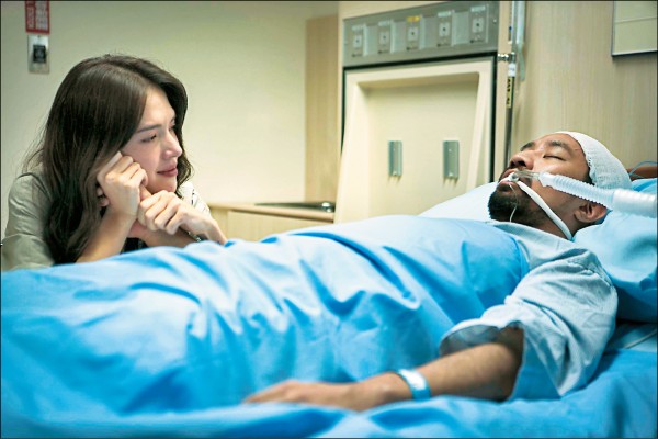 情深義重！老同學病危急需醫藥費 我不顧妻子反對攜款趕赴醫院 病房內他妻子遞來神秘黑袋