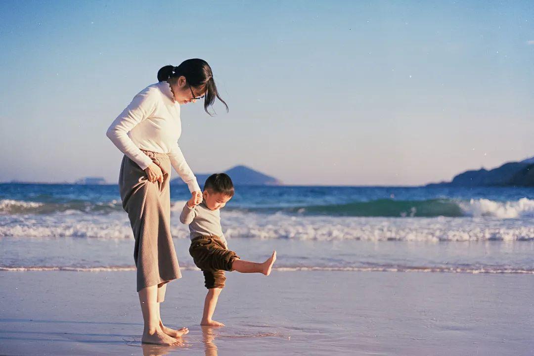 我加班回家「剛抱住老婆」... 兩歲半兒子說的話「害我臉都綠了」！