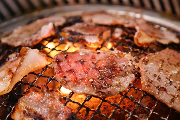  60歲大爺為健康「堅持2年半不吃豬肉」！ 再次做體檢「身體變化令人震驚」...