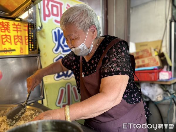 逢甲傳奇「阿婆炒飯」22年佛心價餵飽學子　84歲春美阿嬤今日光榮退休