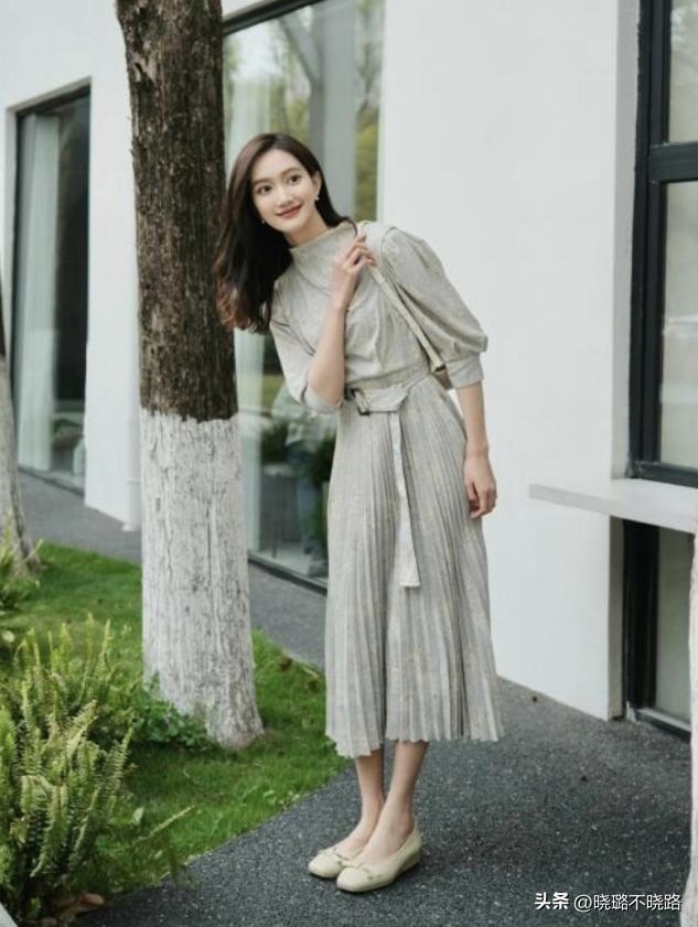 今夏最舒適穿搭！「裙子+它」好看顯瘦　適合30~55歲女人：優雅又時髦