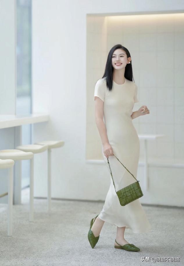 今夏最舒適穿搭！「裙子+它」好看顯瘦　適合30~55歲女人：優雅又時髦