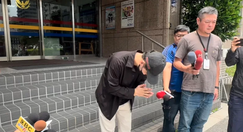 北市驚傳台版梨泰院事件！網紅「狂撒10萬現金」3千人擠爆瘋搶　現場恐怖畫面曝光「警方出手了」