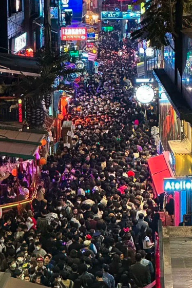 北市驚傳台版梨泰院事件！網紅「狂撒10萬現金」3千人擠爆瘋搶　現場恐怖畫面曝光「警方出手了」