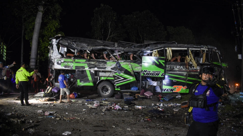 畢業旅行遇死劫！遊覽車疑剎車失靈「連環追撞翻覆」　駭人現場曝光「釀11死53傷」