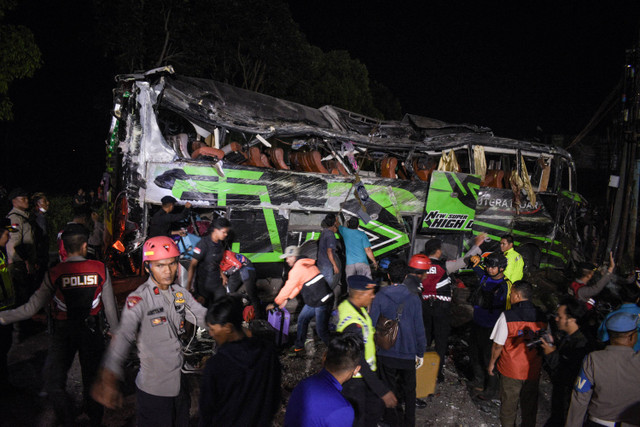 畢業旅行遇死劫！遊覽車疑剎車失靈「連環追撞翻覆」　駭人現場曝光「釀11死53傷」