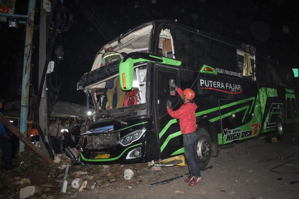 畢業旅行遇死劫！遊覽車疑剎車失靈「連環追撞翻覆」　駭人現場曝光「釀11死53傷」