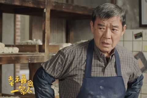 爸爸替人擔保500萬！一周後「二叔落跑」留下爛攤子　10年後「他拎箱子現身」爸爸泣不成聲