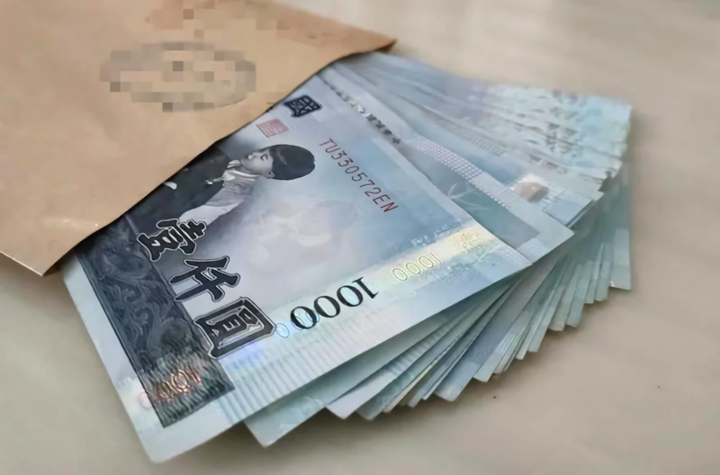 爸爸替人擔保500萬！一周後「二叔落跑」留下爛攤子　10年後「他拎箱子現身」爸爸泣不成聲