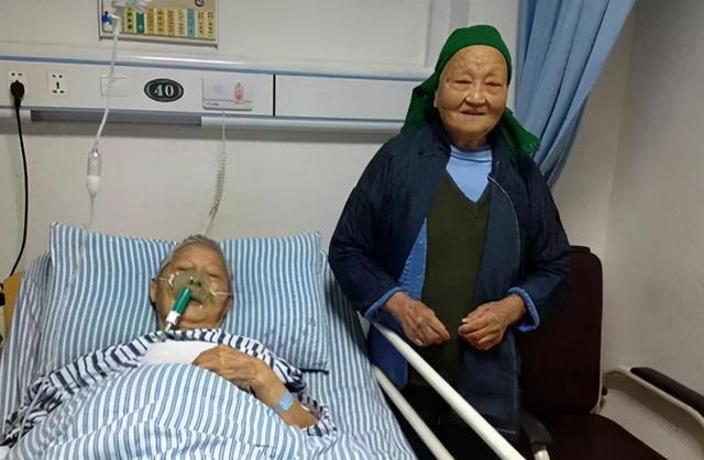 媽媽偏心但爸爸還算疼我！爸爸生病住院「我帶50萬現金趕去」　病房外「聽到父母對話」我又哭又笑