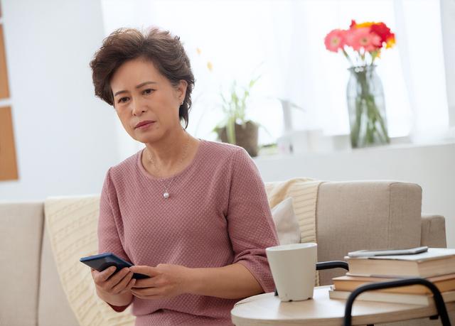 媽媽偏心但爸爸還算疼我！爸爸生病住院「我帶50萬現金趕去」　病房外「聽到父母對話」我又哭又笑